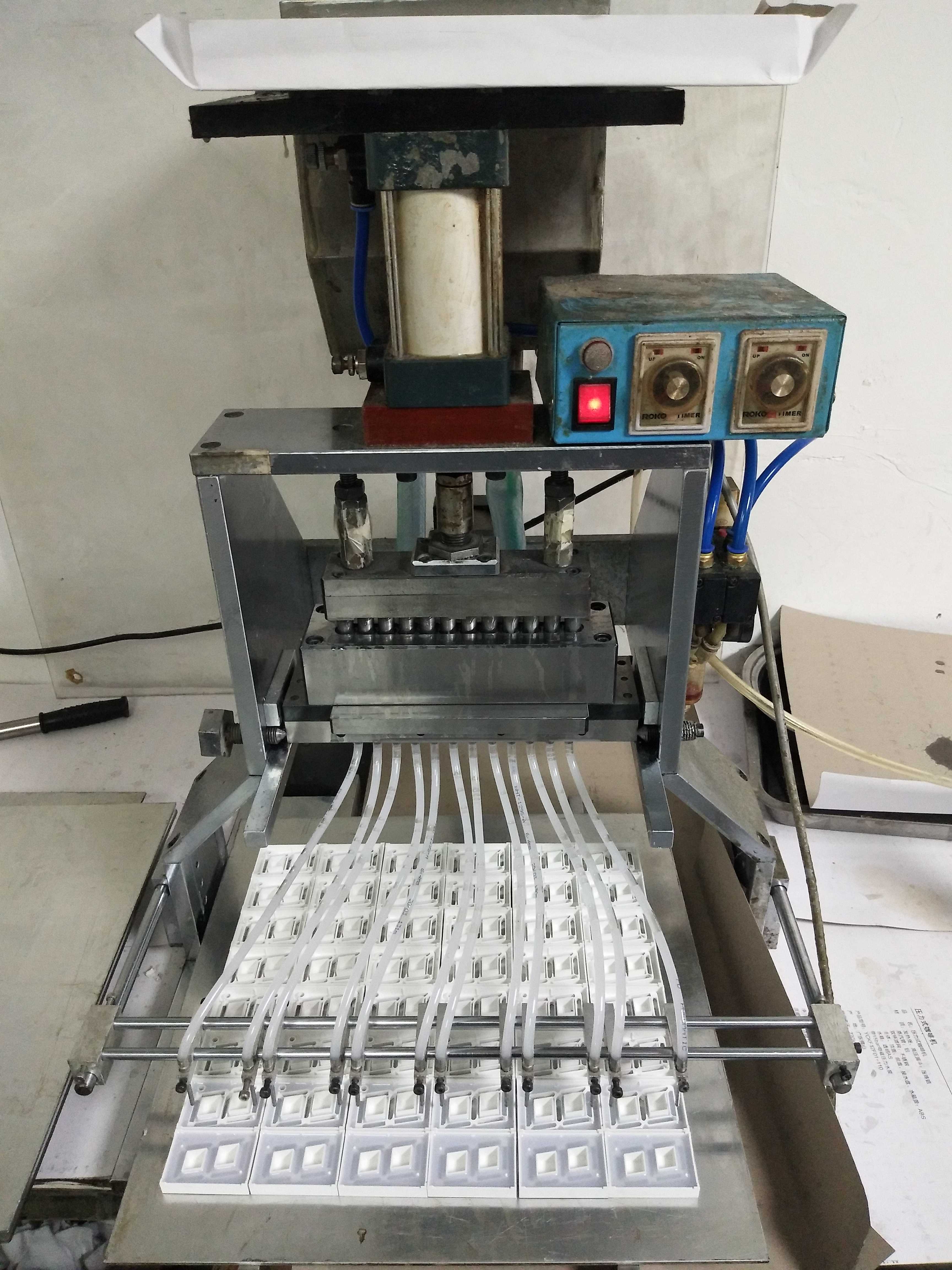 Led數(shù)碼管生產(chǎn)設(shè)備灌膠機(jī)